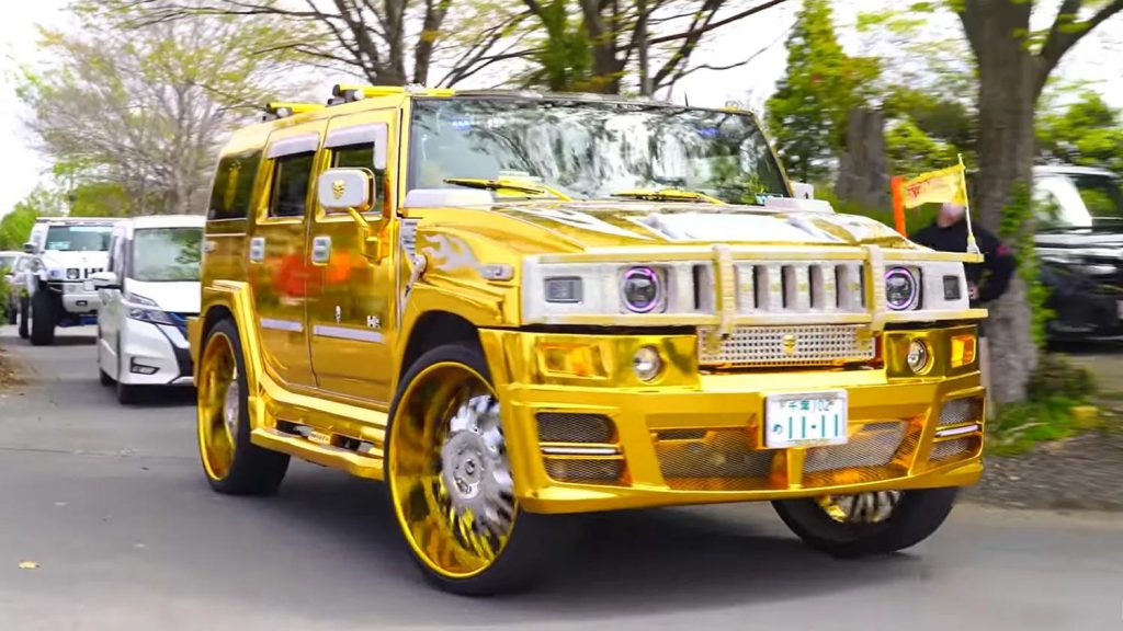 L’imbarazzante Hummer H2 dorato è di un giapponese che ne va orgoglioso
