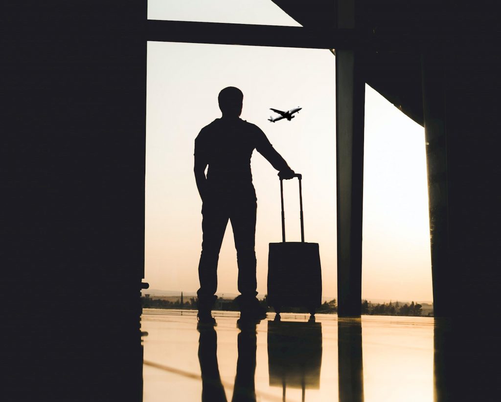 Come portare un bagaglio a mano in più in aereo senza infrangere le regole