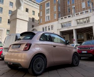 Fiat 500e parcheggio