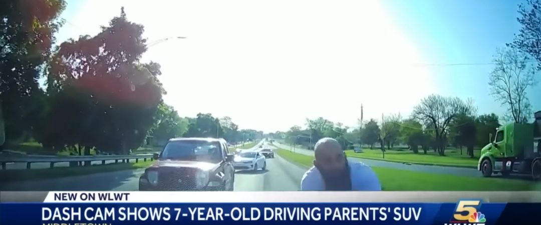 A 7 anni guida l’auto dei genitori e semina il panico mentre la dashcam riprende tutto.