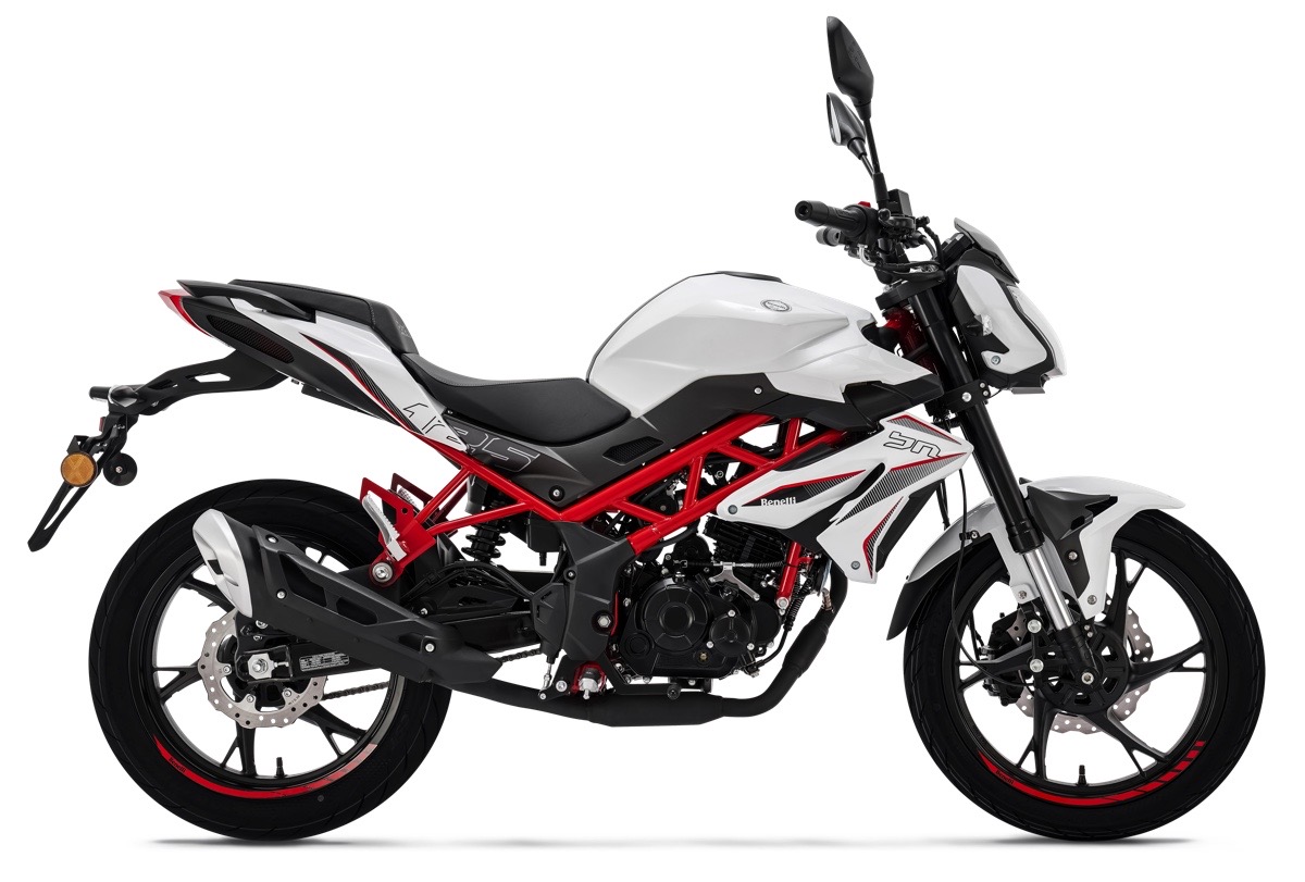 Benelli BN 125 2022 novità, motore, listino prezzi e scheda tecnica.