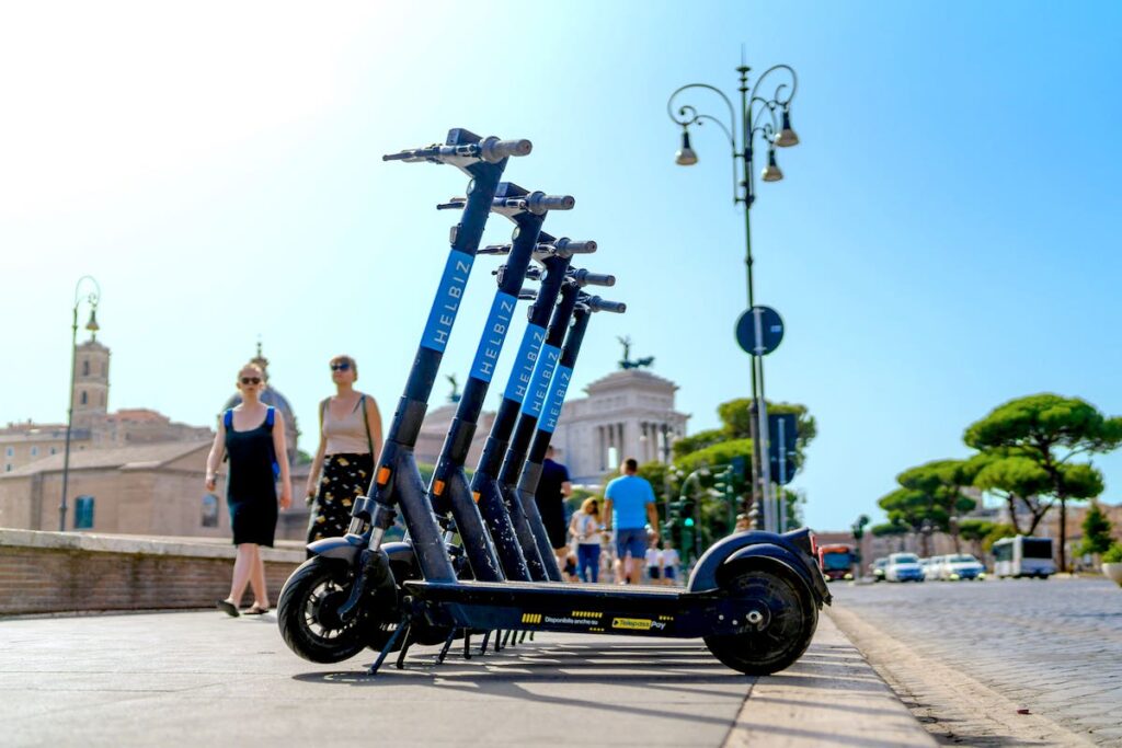 Contro il parcheggio selvaggio Helbiz premia chi lo fa nelle zone suggerite