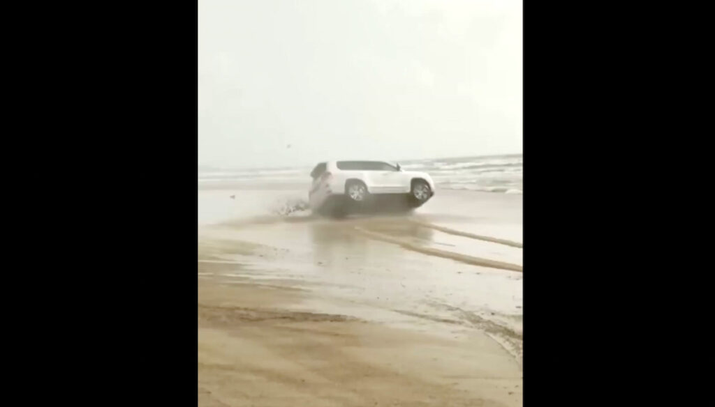 Fa lo sbruffone in spiaggia ma riesce solo a distruggere l’auto