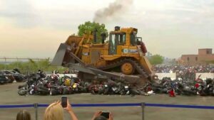 moto distrutte bulldozer