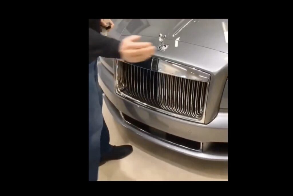 La dimostrazione dell’antifurto della statuetta Rolls Royce va malissimo