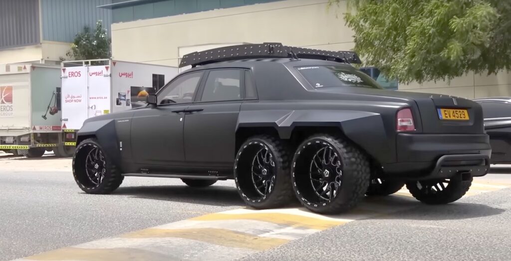 Qualcuno ha creato una ridicola Rolls Royce Phantom 6×6, putroppo.