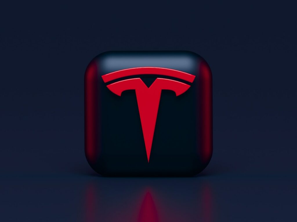 Tesla licenzia 200 dipendenti che lavoravano sull’Autopilot