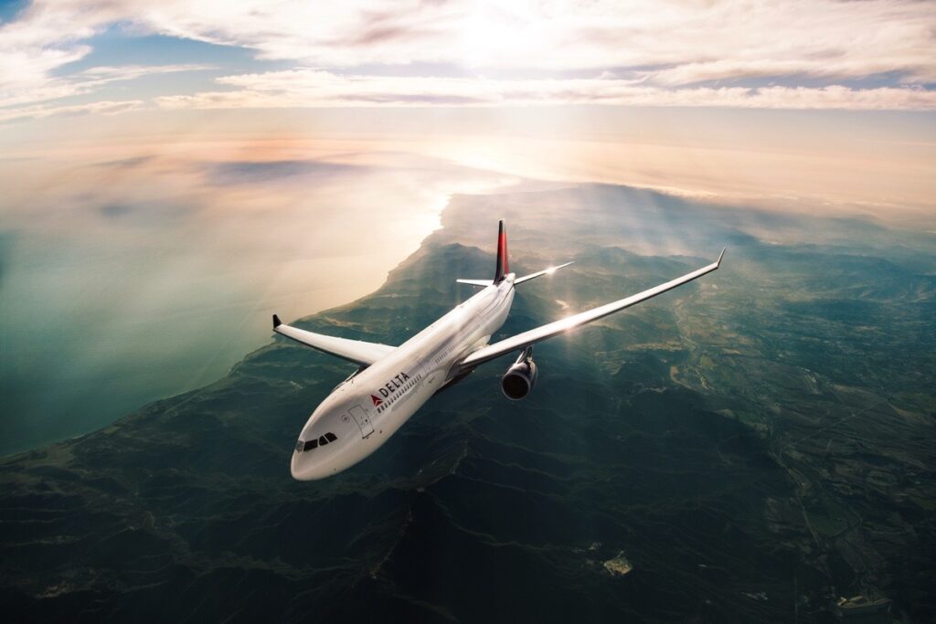 Delta organizza un volo per prendere 1.000 bagagli fermi a Londra.