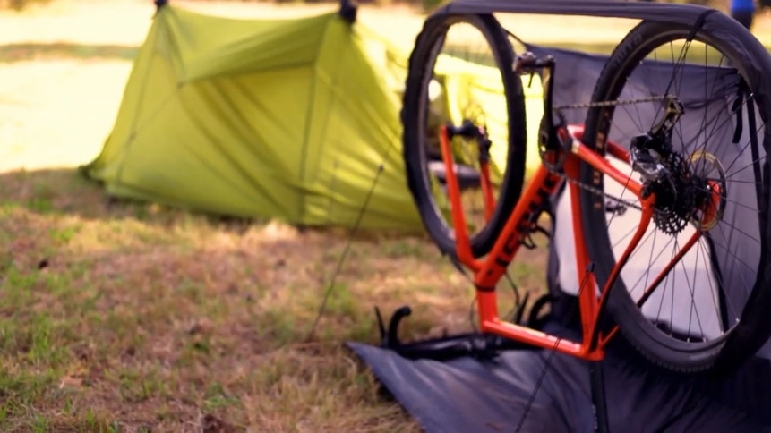 La super tenda Moruta Hogar 2P usa la bici come telaio