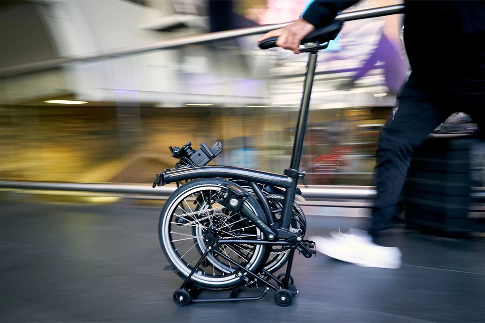 La bici elettrica Brompton si piega e si trasporta come un trolley