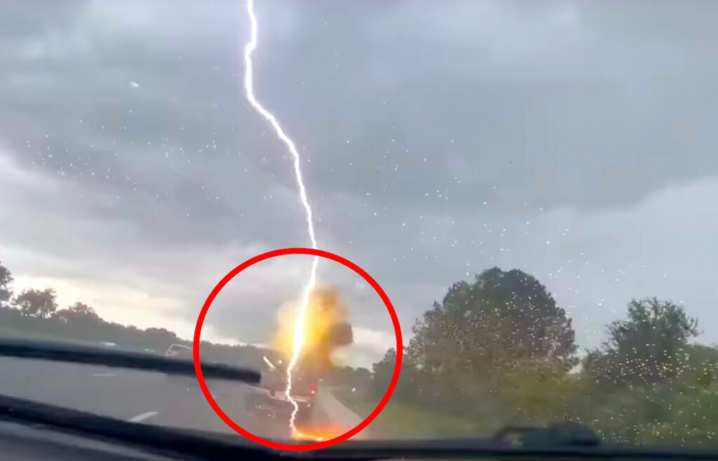 Un fulmine si abbatte su un pick up in autostrada, tutti salvi