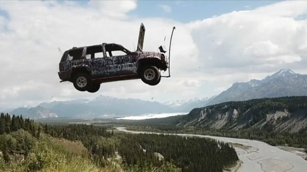 Negli USA si divertono a lanciare le auto giù dalla montagna