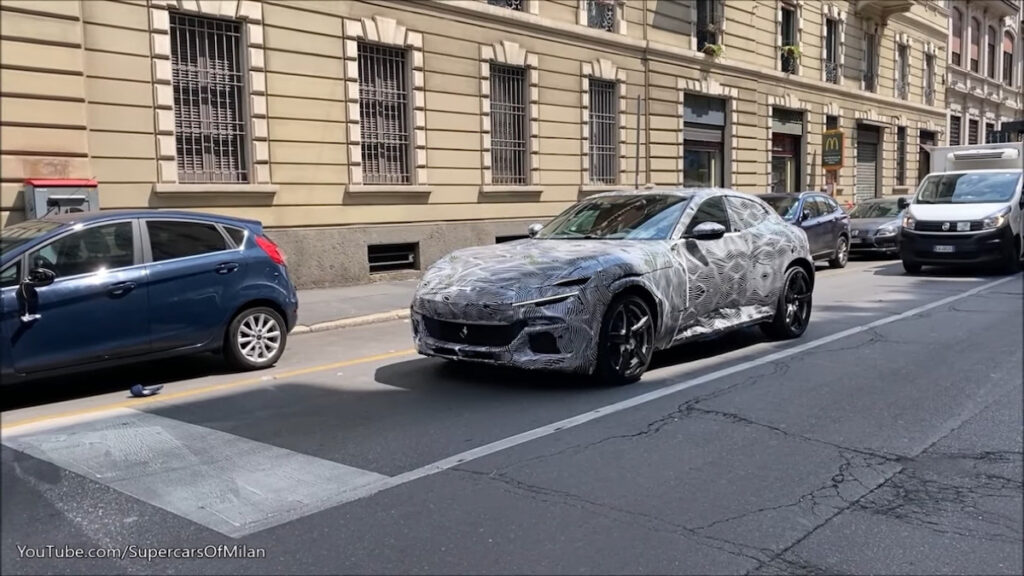 Il video della Ferrari Purosangue che parte al semaforo a Milano!