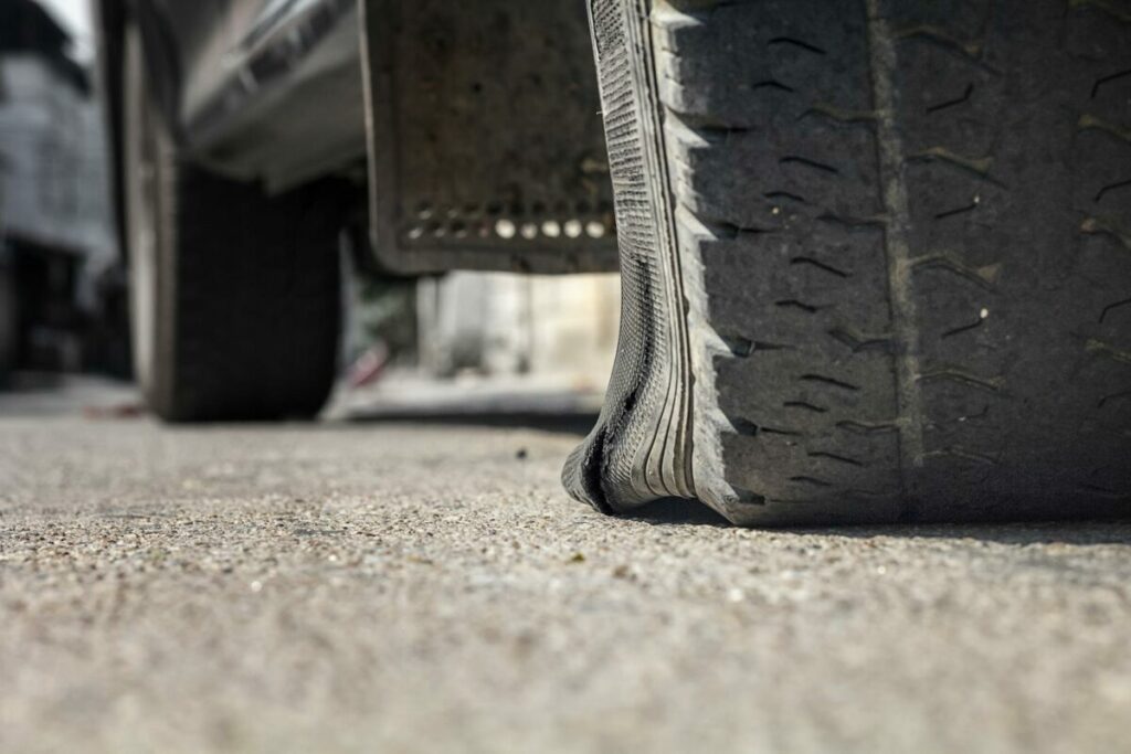 A Bologna tagliano le gomme delle auto per salvare l’ambiente