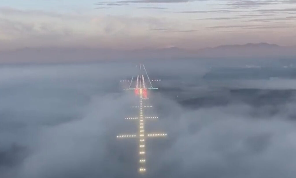 Ecco cosa vedono i piloti quando atterrano a Malpensa con la nebbia