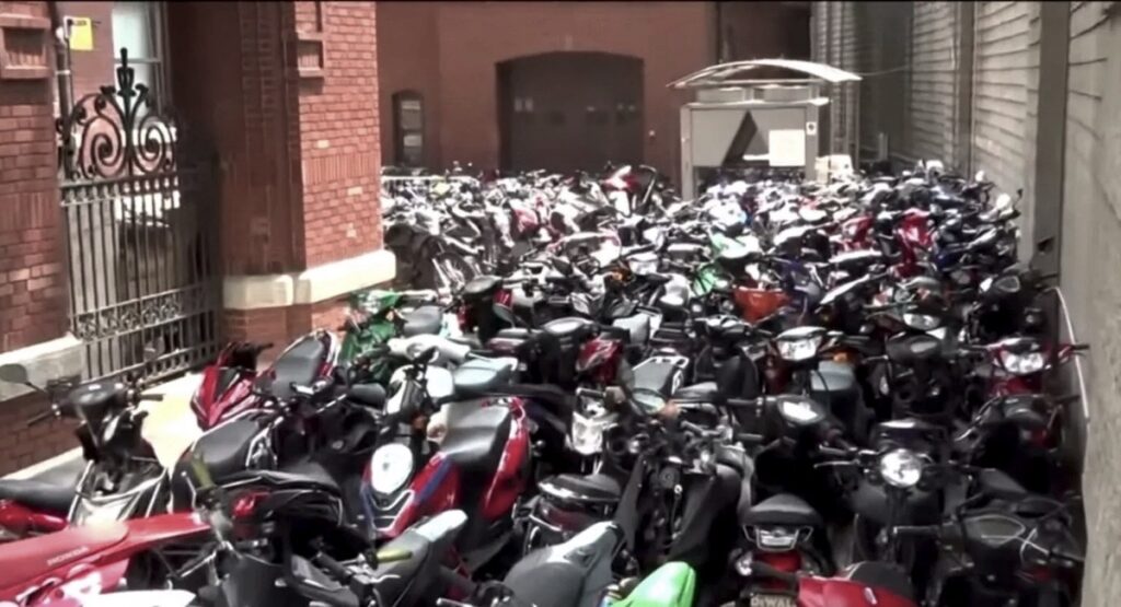 A New York sequestrano 250 moto ma non sanno dove metterle