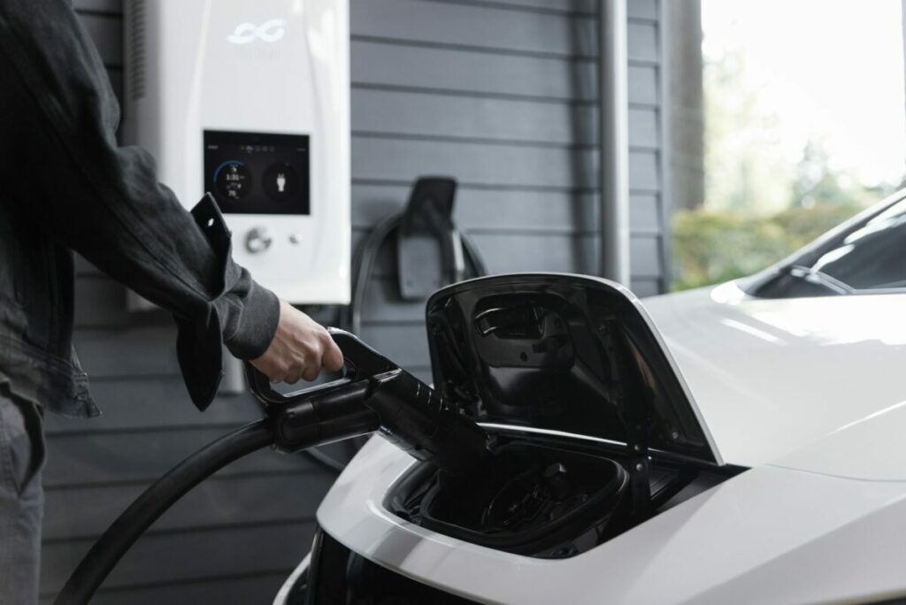 Perché il prezzo delle auto elettriche non cala ma aumenta?