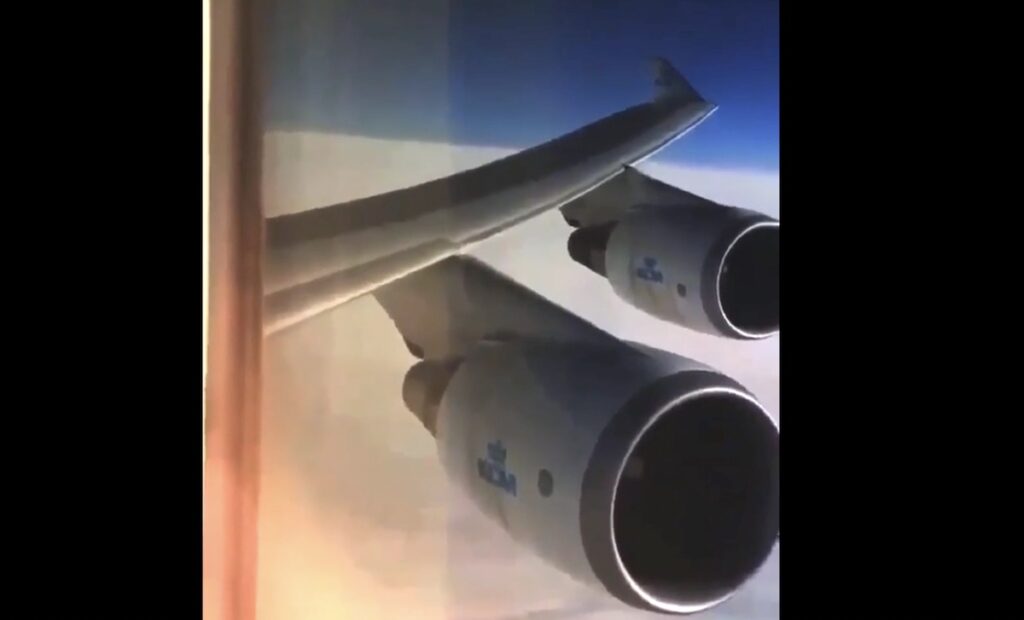 Turbolenza in volo, le ali del Boeing 747 si piegano e fanno paura