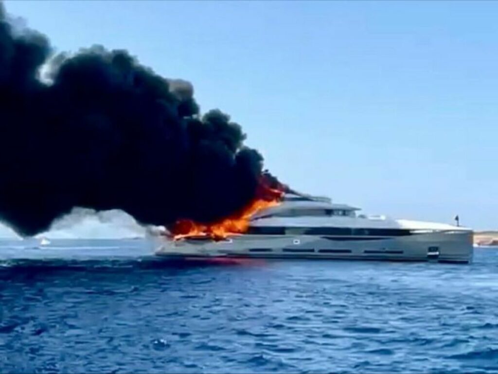 Lo yacht ISA MY ARIA SF da 25 mln € in fiamme a Formentera