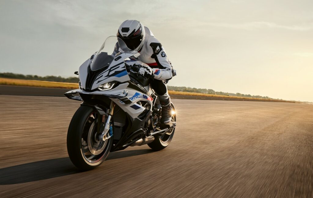 BMW S 1000 RR 2023: motore più potente e nuovi sistemi di assistenza