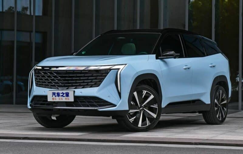 Geely Boyue L è la “cugina” cinese della Volvo XC40 che sembra una Cadillac