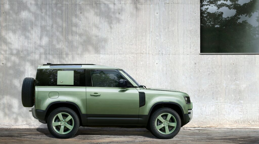 Land Rover Defender 75th Limited Edition a partire da 114.303 euro