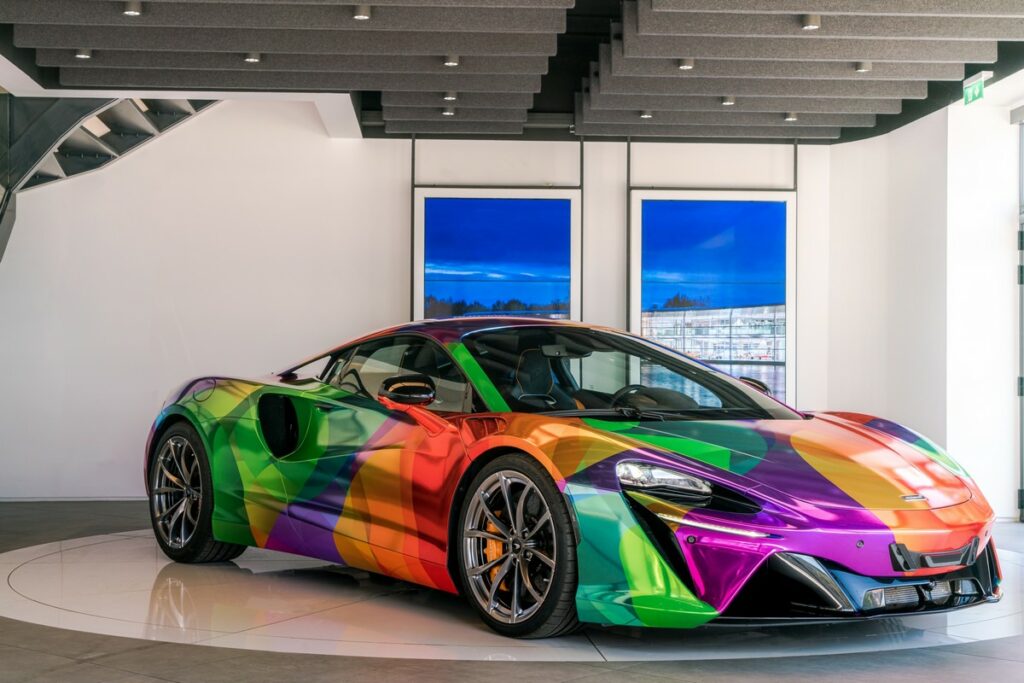 McLaren Artura Art Car creata in collaborazione con l’artista Nat Bowen