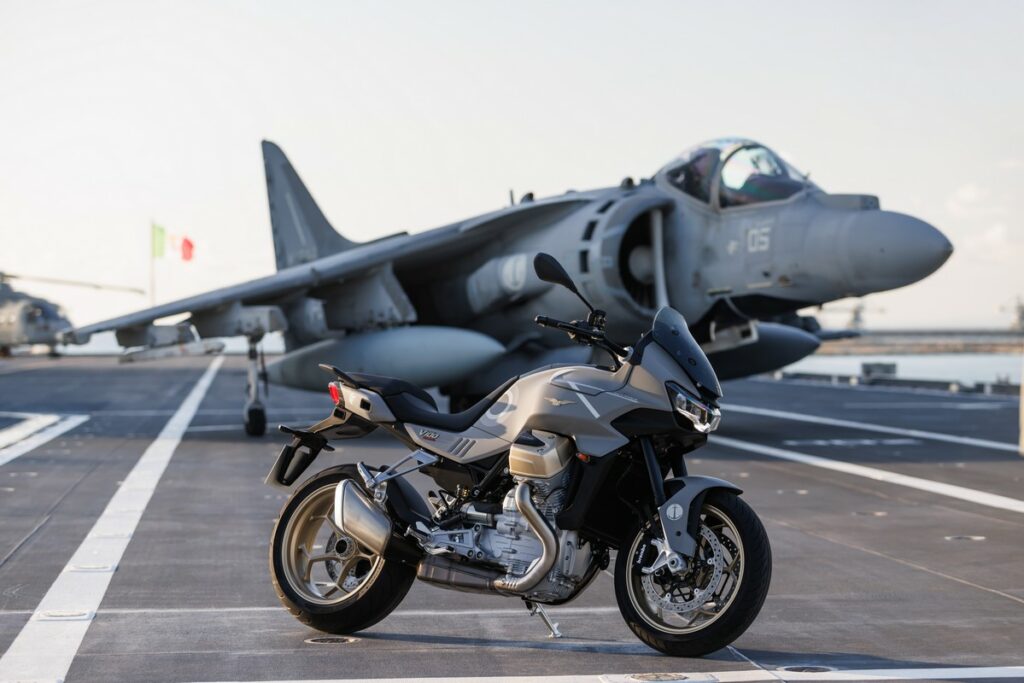 Moto Guzzi V100 Mandello Aviazione Navale ispirata ai caccia F-35B