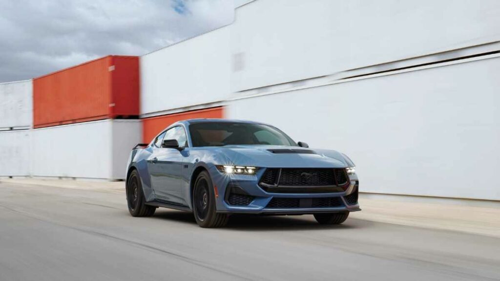 Nuova Ford Mustang 2023 mantiene il V8 e si ispira ai videogiochi