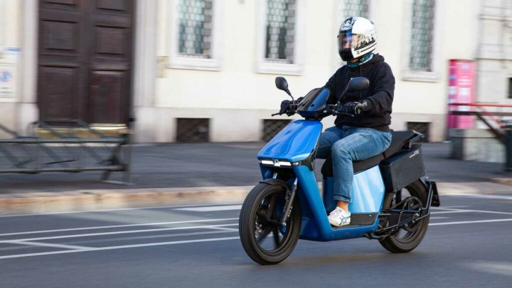 Ecobonus 2024 per moto e scooter elettrici: guida completa