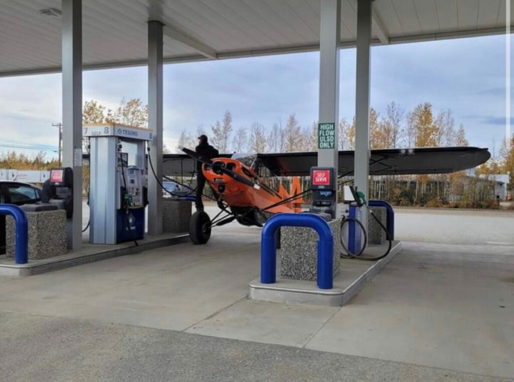 Aereo atterra dal benzinaio, fa il pieno e decolla dall’autostrada