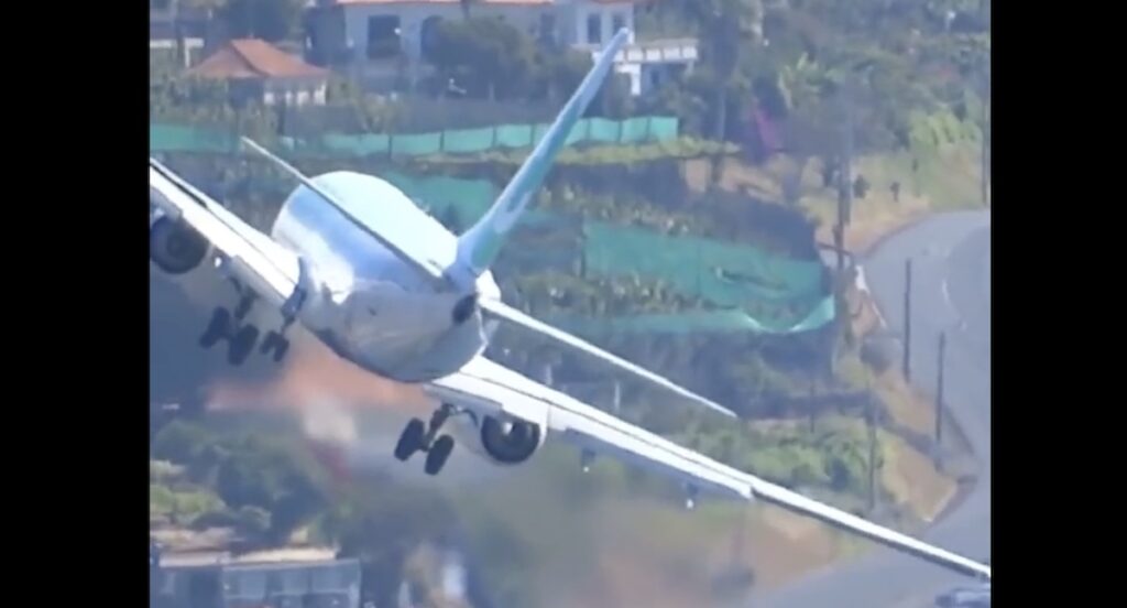 Momenti di panico sul Boeing 737 che atterra al Cristiano Ronaldo con forti raffiche di vento