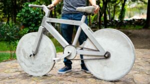 bici fatta di cemento