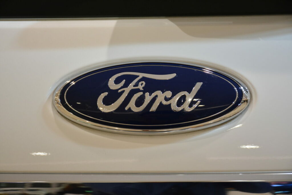 Ford è rimasta senza ovali blu e non consegna nuove auto