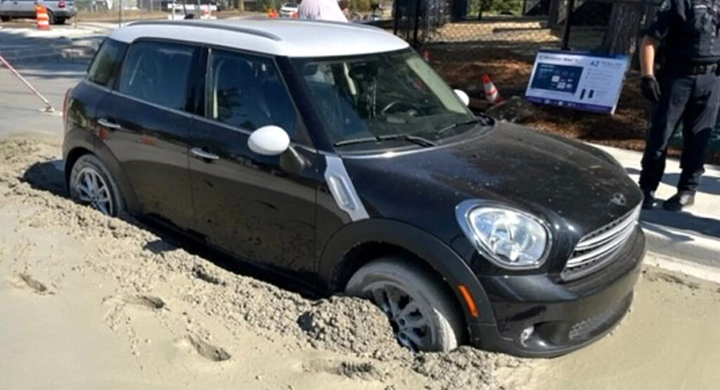 Mini Cooper rubata bloccata nel cemento fresco, ladro fugge con bimbo e bottiglia di whisky.