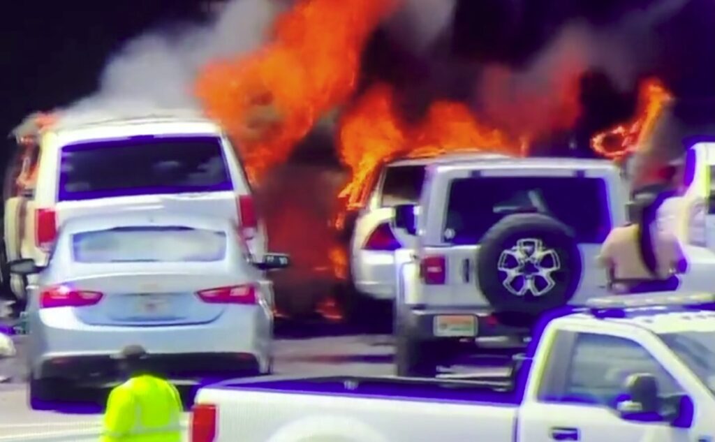 8 auto distrutte dalle fiamme al taligate party prima della partita dei Miami Dolphins