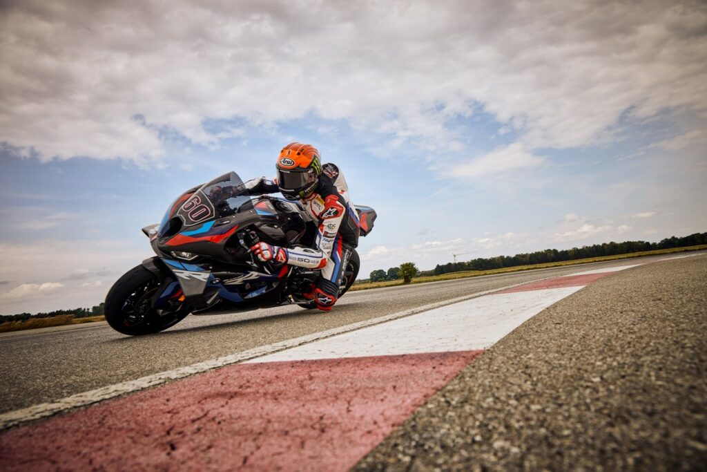 BMW M 1000 RR 2023: la moto costruita per le corse