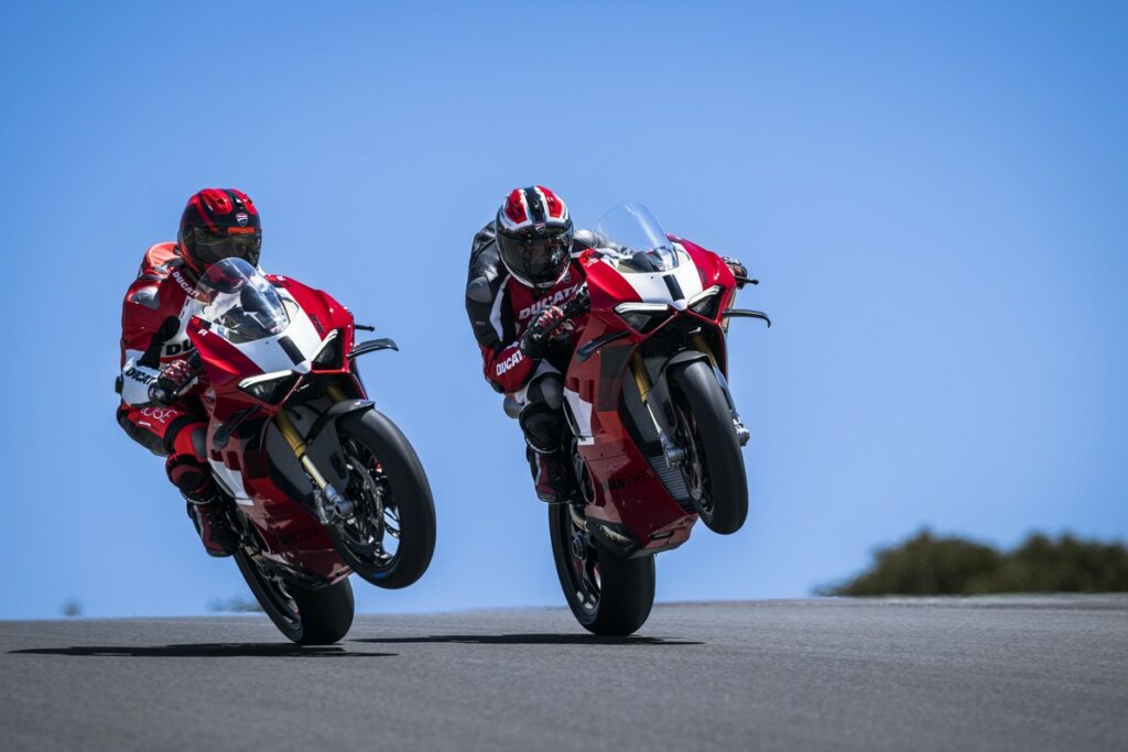 Ducati Panigale V4 R 2023: oltre 240 CV in pista