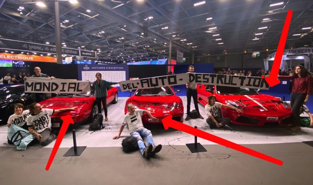 Gli attivisti di Extinction Rebellion al Salone di Parigi vandalizzano e si incollano alle Ferrari