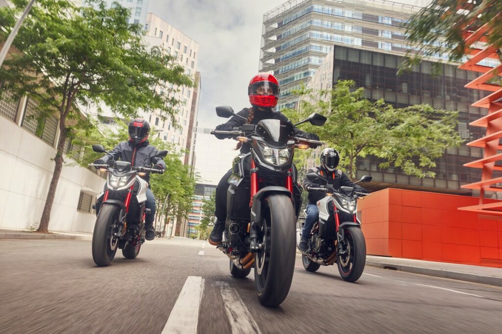 Honda CB750 Hornet 2023: veloce, agile e con un look streetfighter