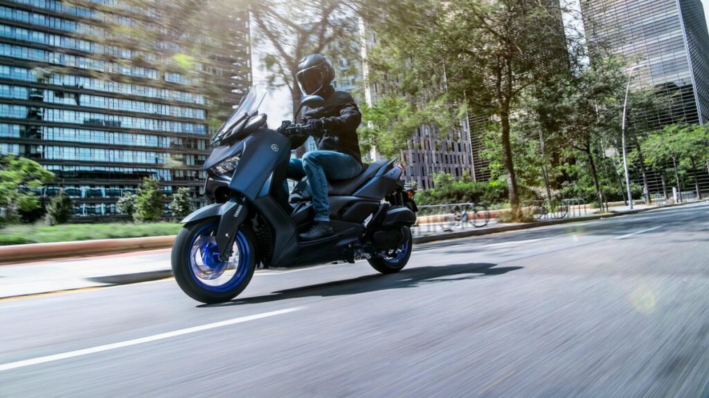 Yamaha XMAX 300 Tech MAX: nuovo stile dinamico e connettività