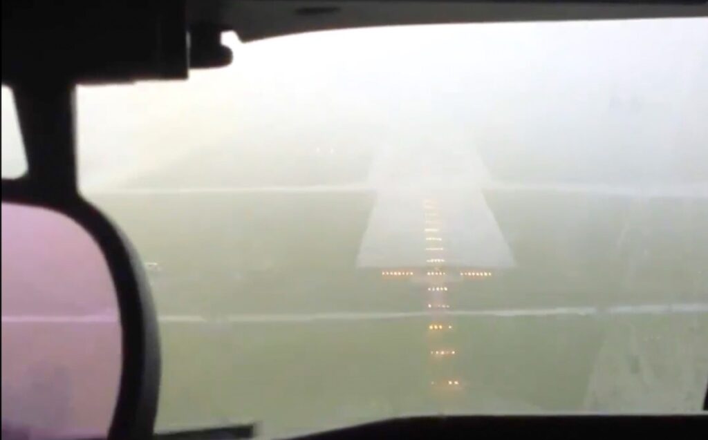 Atterrano con il temporale ma la pista scompare all’ultimo momento