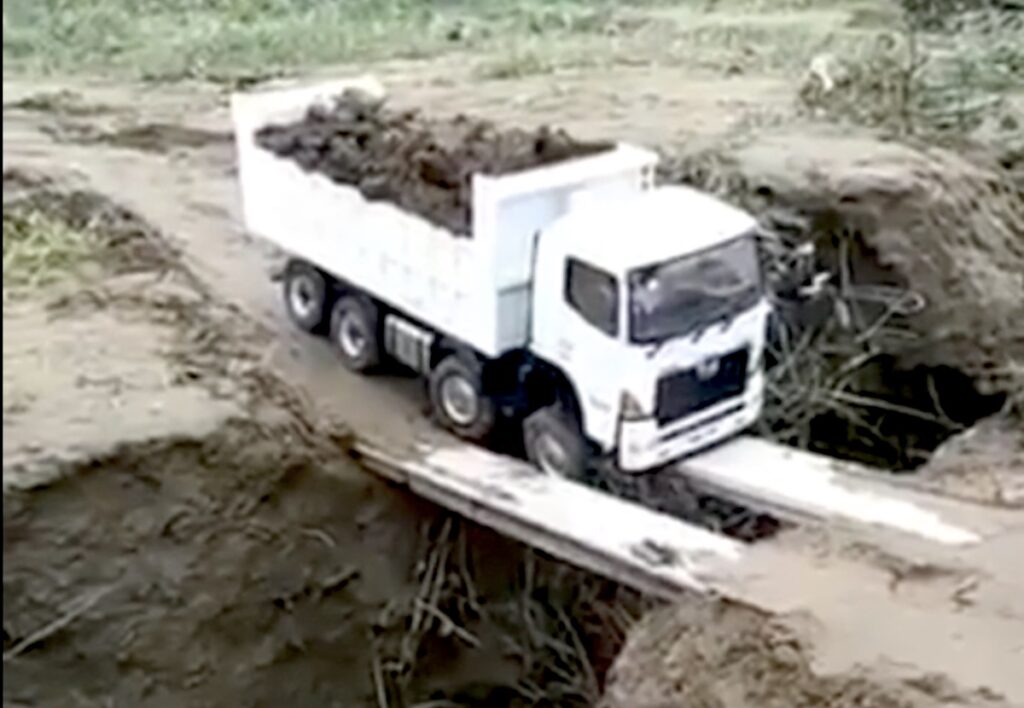 Il salvataggio spettacolare di un camion in seria difficoltà