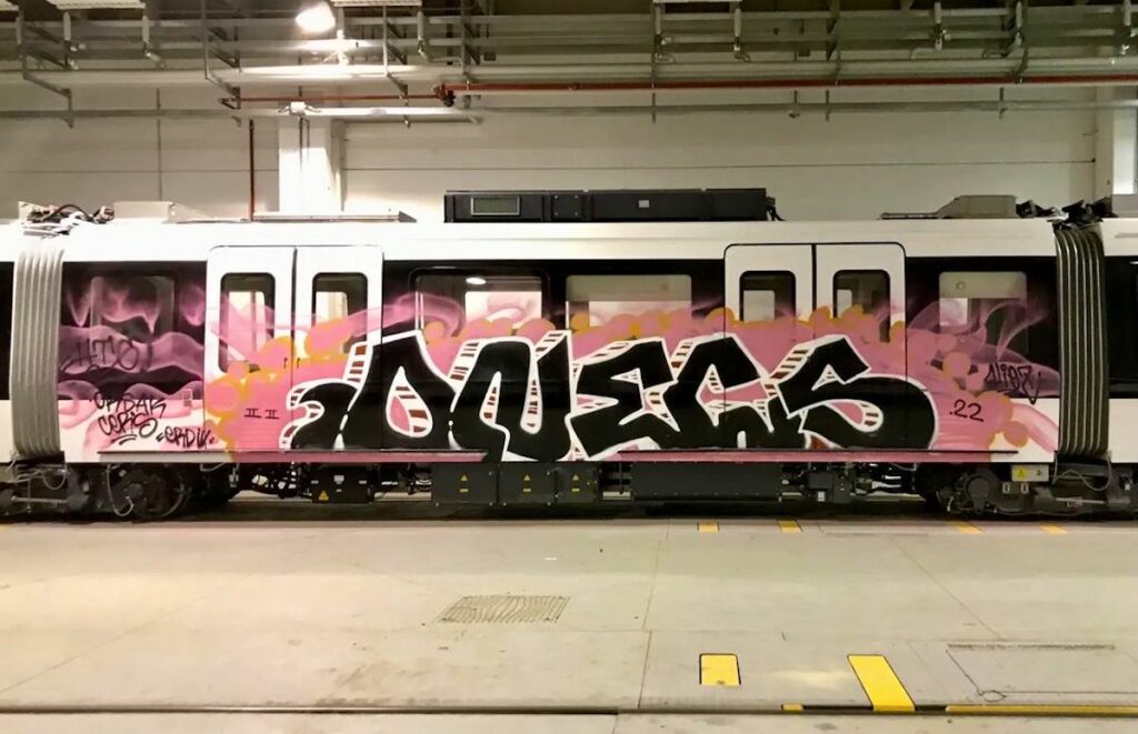 I treni della M4 di Milano vandalizzati ancora prima di essere usati