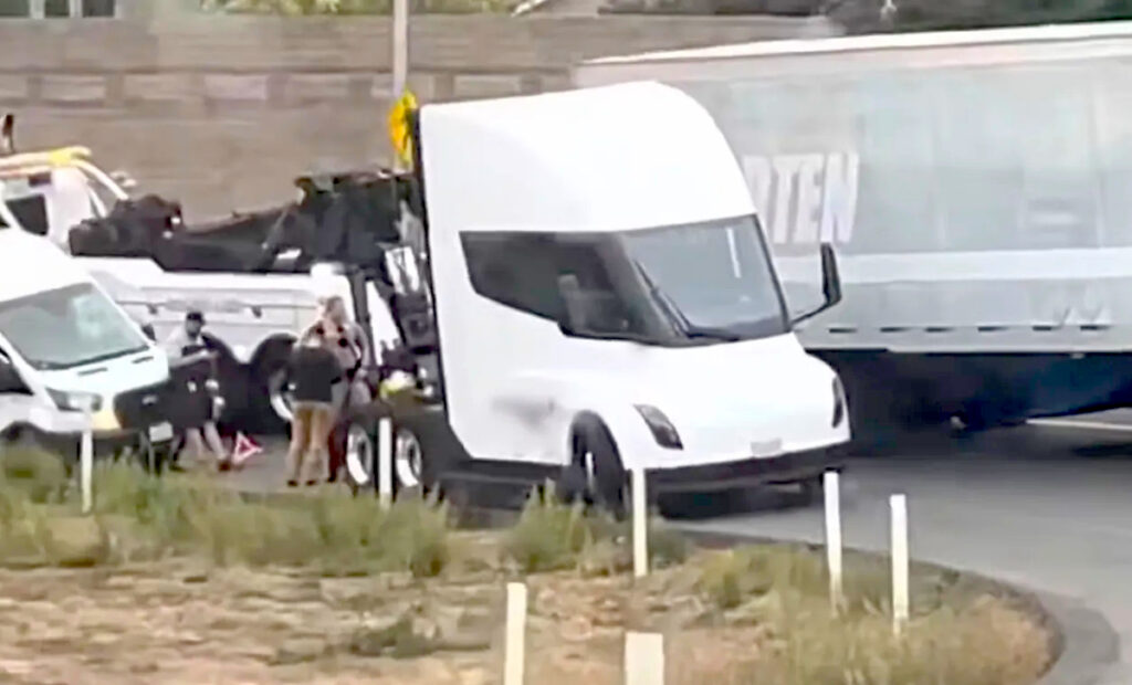 Un Tesla Semi in panne blocca la rampa d’accesso di una autostrada