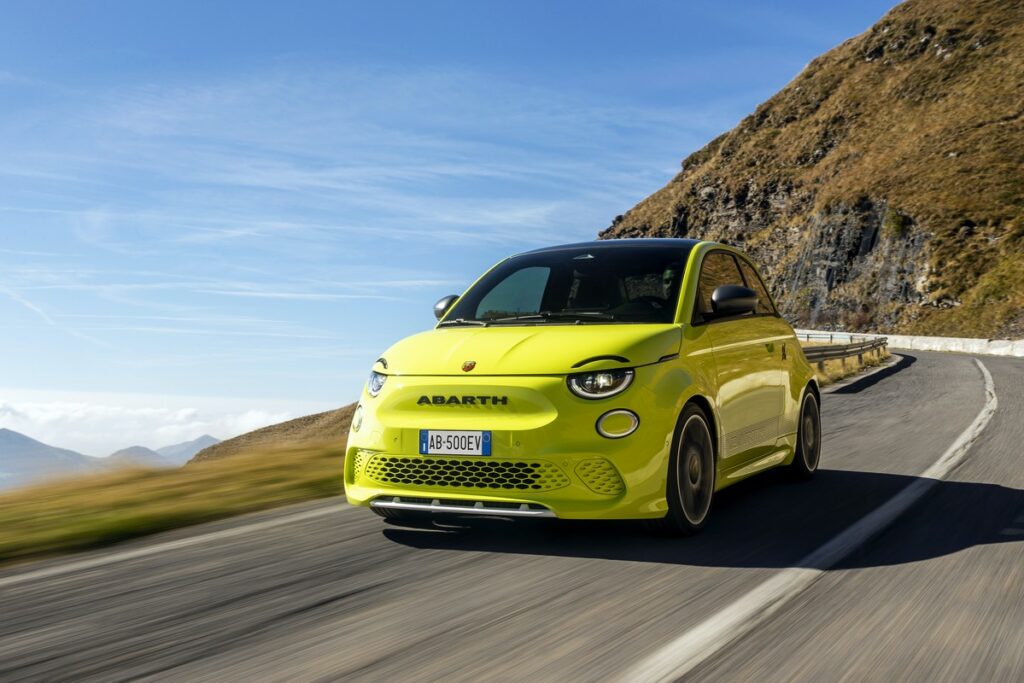 Abarth 500e: tutto quello che c’è da sapere sull’elettrica sportiva