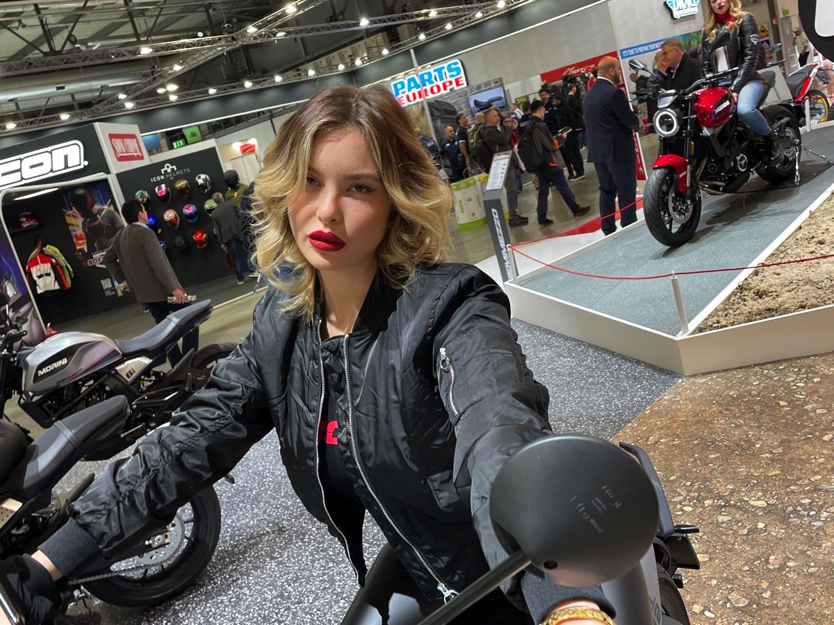 Eicma girls ragazze salone