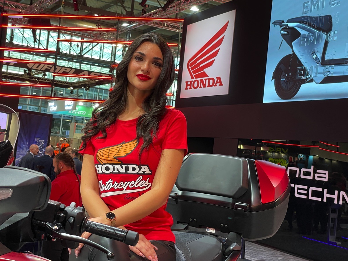 Eicma girls ragazze salone