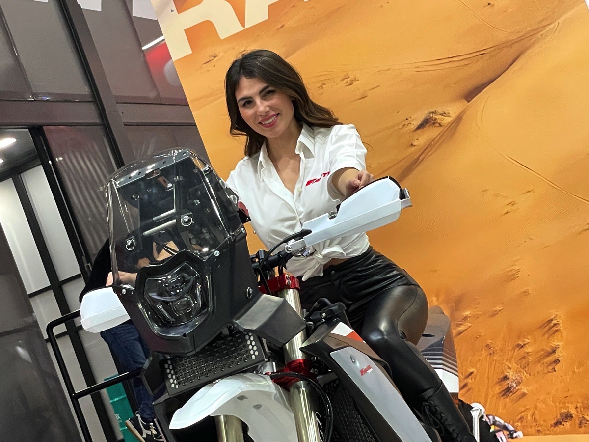 Eicma girls ragazze salone