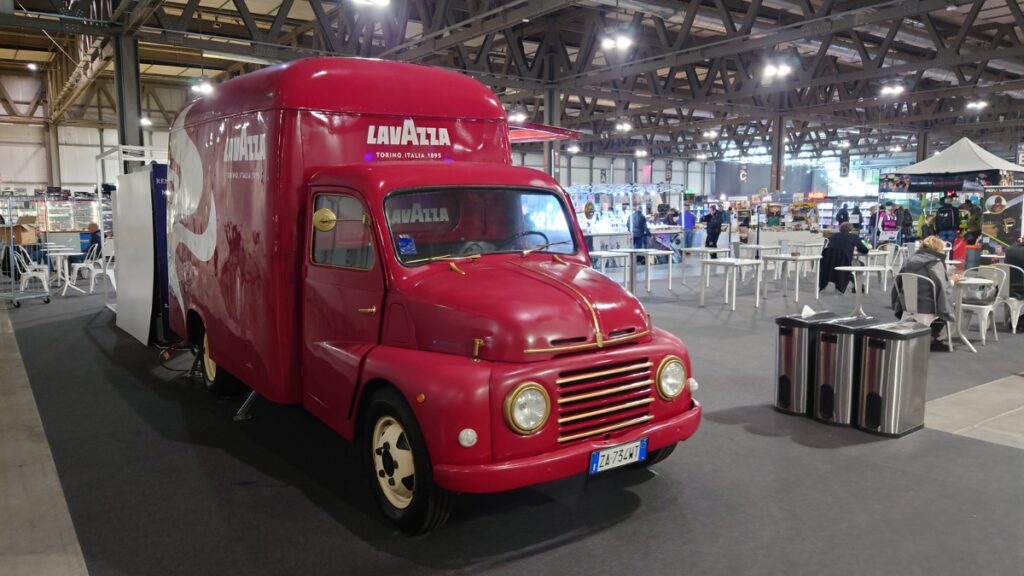 Milano AutoClassica 2022 tra furgoncini, barche e trattori vintage